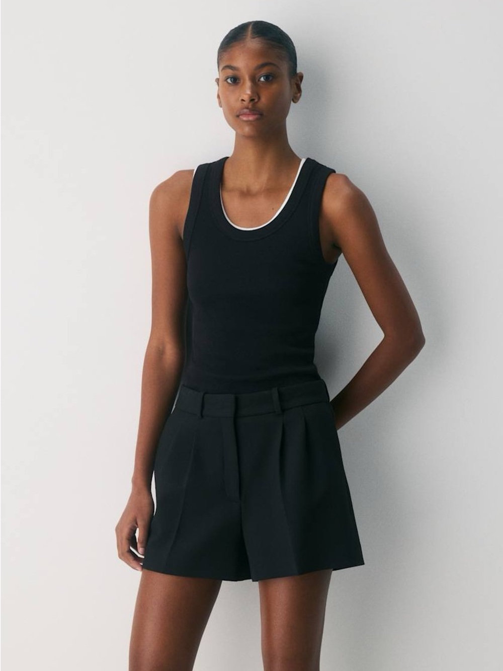 Aritzia Babaton Pleated Mini Short